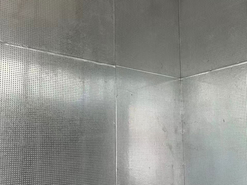 内江轻质防爆墙在化工企业中，抗爆墙的设计标准与民用建筑有何不同？